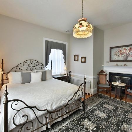 Brockamour Manor Bed And Breakfast 나이아가라온더레이크 외부 사진