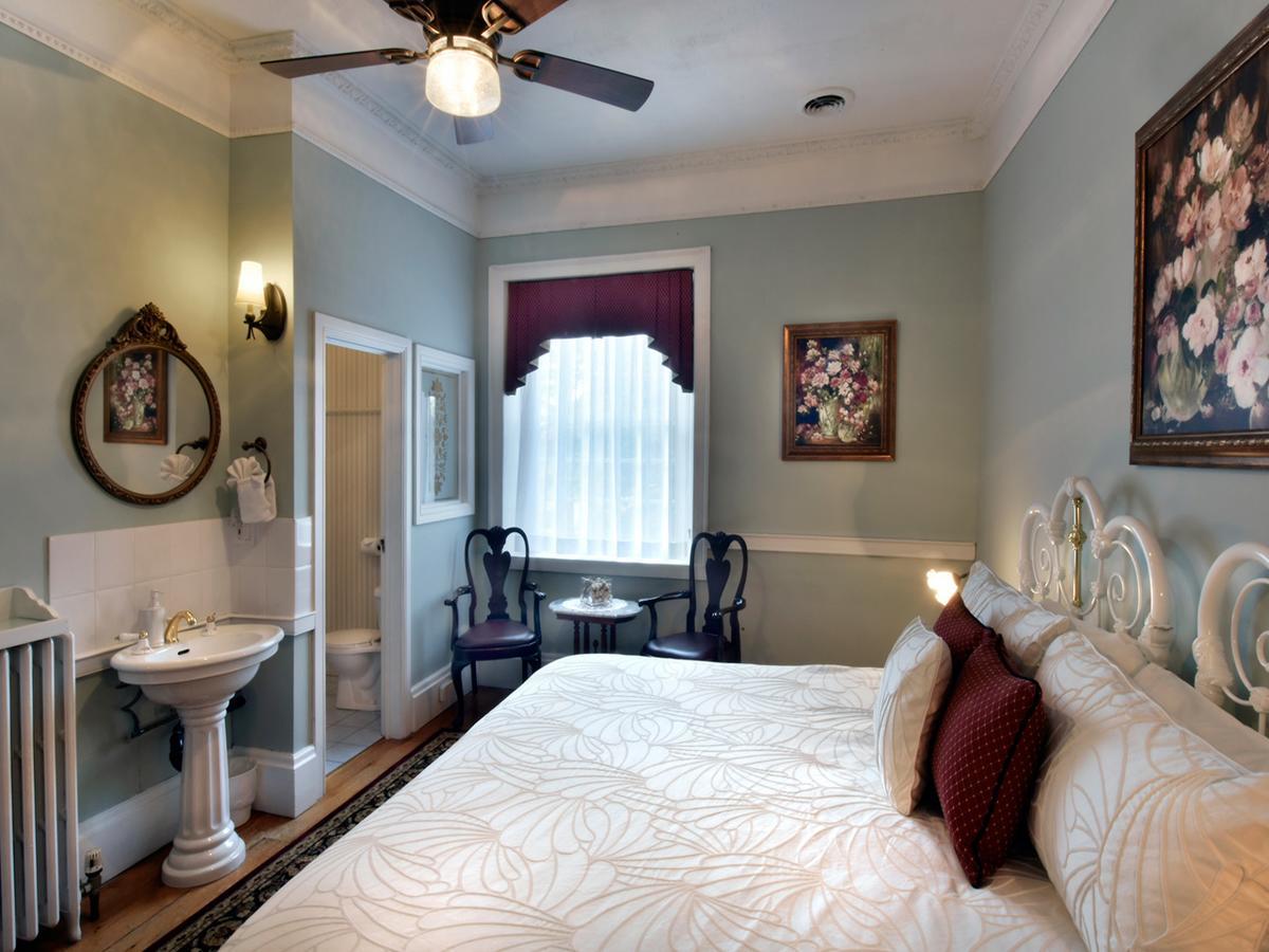 Brockamour Manor Bed And Breakfast 나이아가라온더레이크 외부 사진